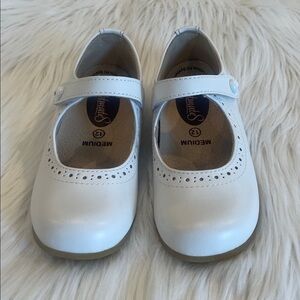 FootMates WhiteMary Jane Shoes— Emma